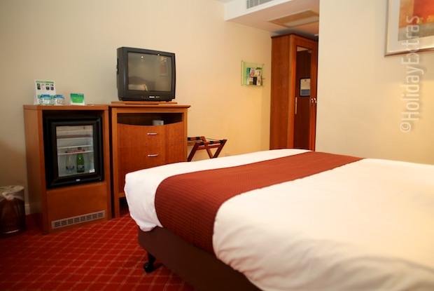 The room facilities at the Airport Inn