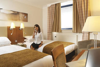 off-airport hotel luton holiday inn