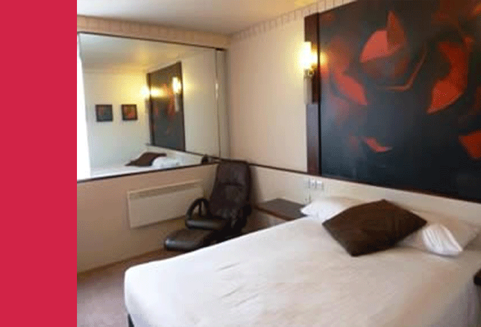 Bedroom at the Glasgow Airport Ramada Hotel